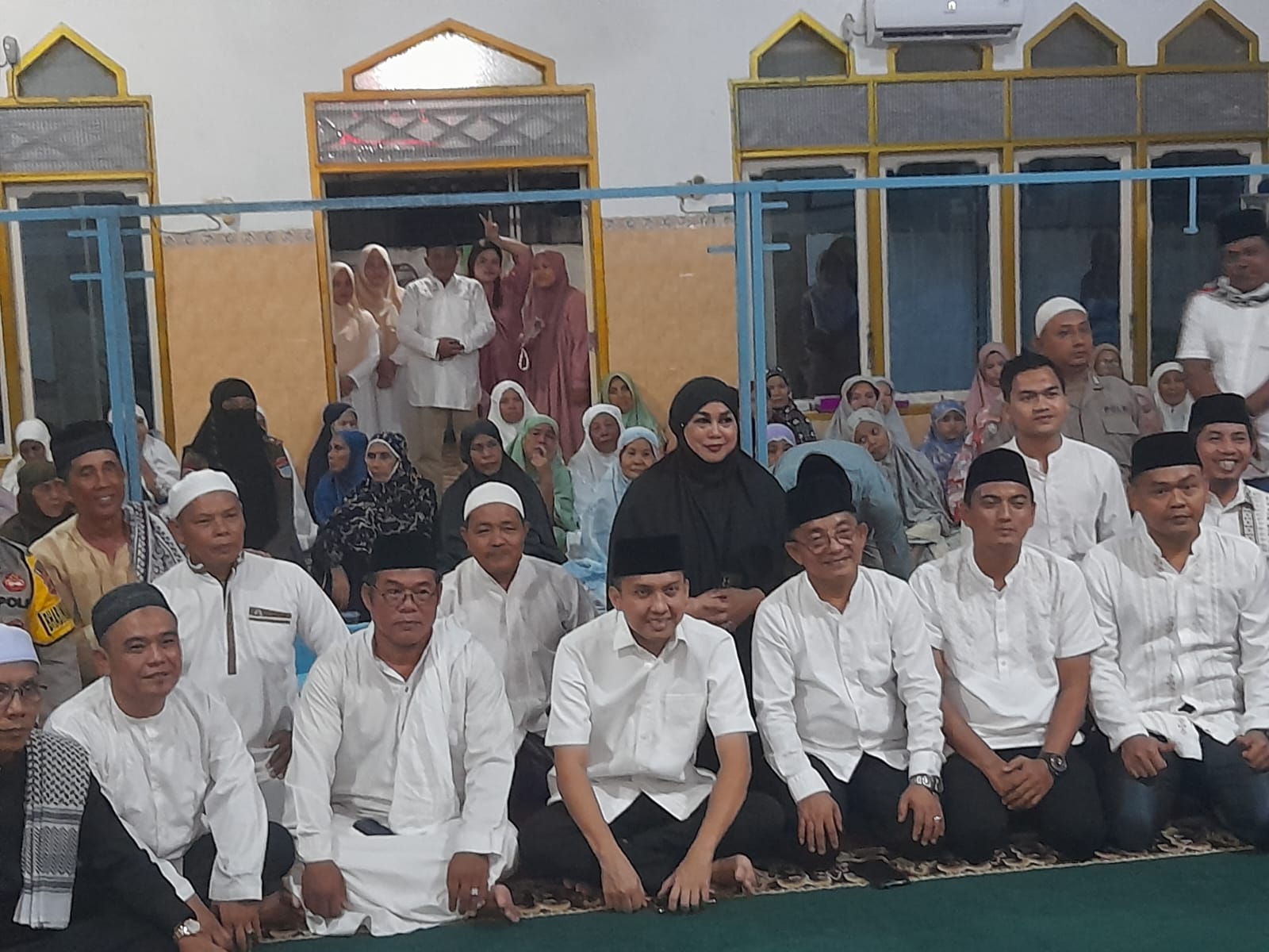 Basirun Di Dampingi Istrinya Indah Susanti DPRD Ogan Ilir Dari Praksi Partai Gerinda Sambut Kedatangan Bupati Di Acara Syafari Ramadan