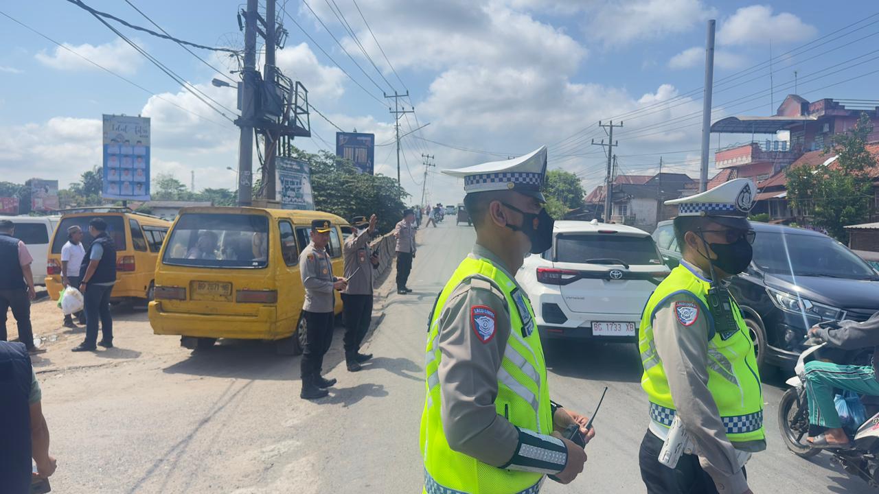 Gerak Cepat Kapolres Ogan Ilir Bersama Personel Urai Kemacetan Arus Mudik Jelang Lebaran 1447 H