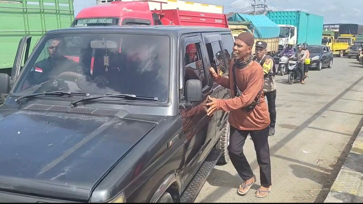 Aksi Sigap Polisi di Indralaya, Personel polres Ogan Ilir Bantu Perbaiki Mobil Pemudik di Tengah Kemacetan