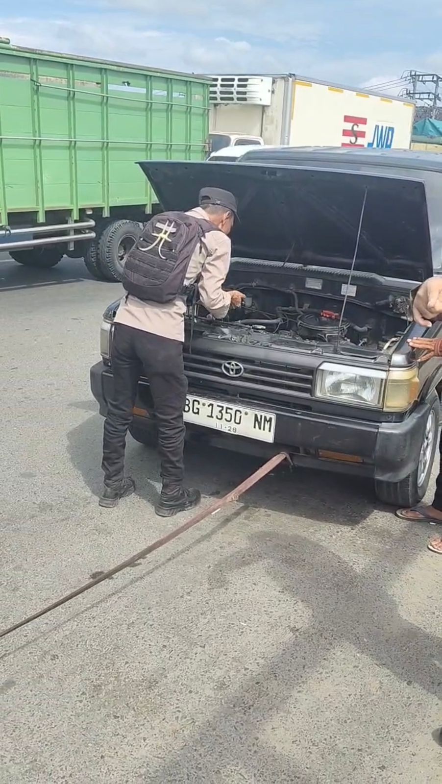 Aksi Sigap Polisi di Indralaya, Personel polres Ogan Ilir Bantu Perbaiki Mobil Pemudik di Tengah Kemacetan