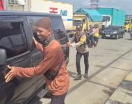 Aksi Sigap Polisi di Indralaya, Personel polres Ogan Ilir Bantu Perbaiki Mobil Pemudik di Tengah Kemacetan