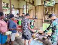Jumat Berkah di Tanah Asmat: Satgas Yonif 123/Rajawali Gelar Komsos dan Makan Bersama Warga Kampung Binam