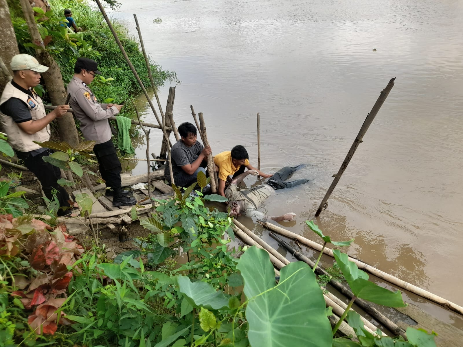 Di Gegerkan Mayat Laki-Laki yang Mengapung Dekat Jerambah Setan Ogan Ilir Diduga Sopir Speedboat yang Tenggelam di OKI