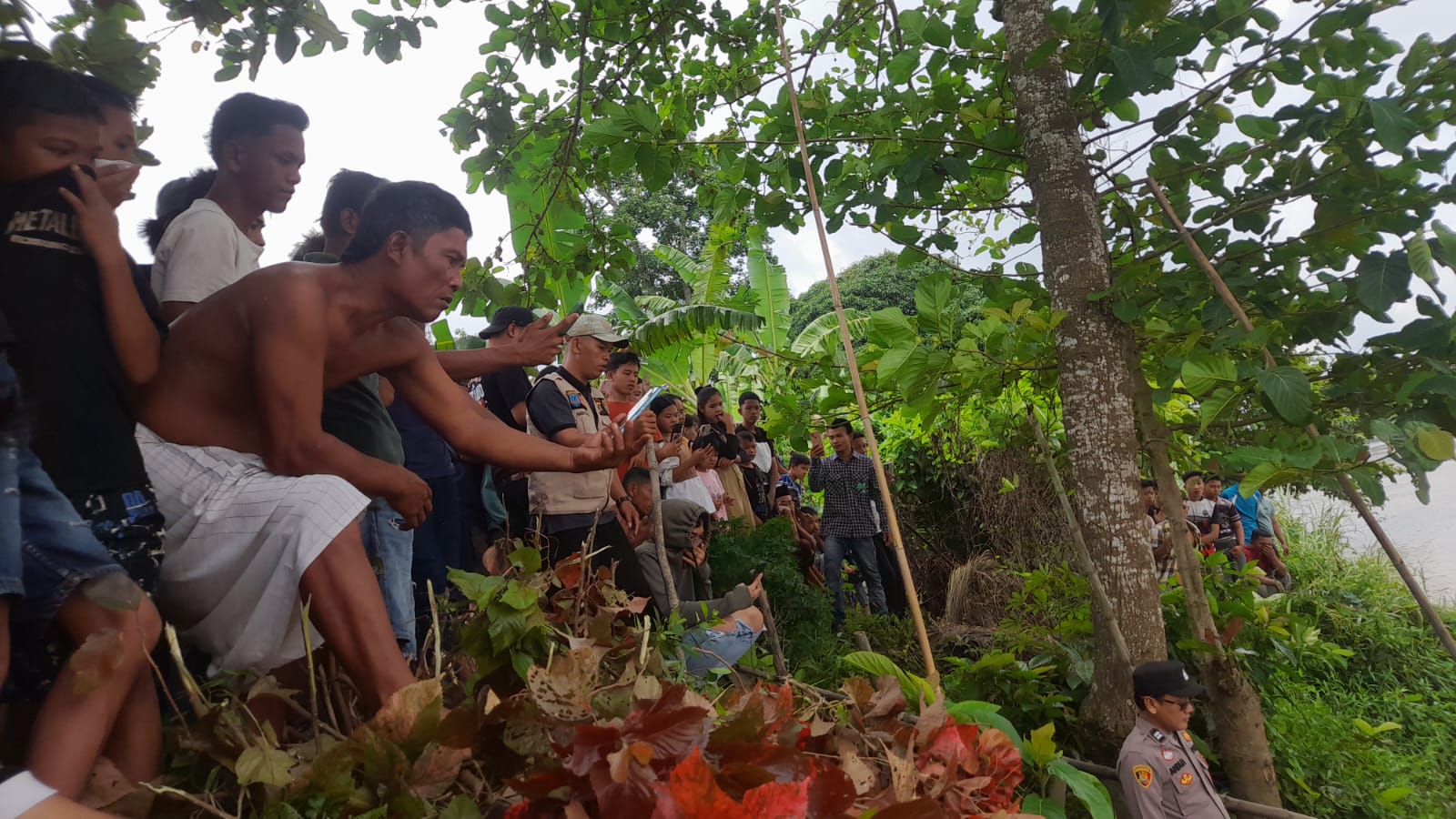 Di Gegerkan Mayat Laki-Laki yang Mengapung Dekat Jerambah Setan Ogan Ilir Diduga Sopir Speedboat yang Tenggelam di OKI
