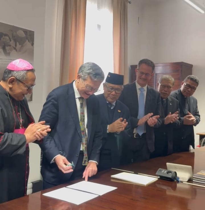 *INI CERITA DI BALIK INDONESIA BAHASA RESMI DI VATIKAN*