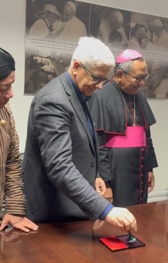 *INI CERITA DI BALIK INDONESIA BAHASA RESMI DI VATIKAN*