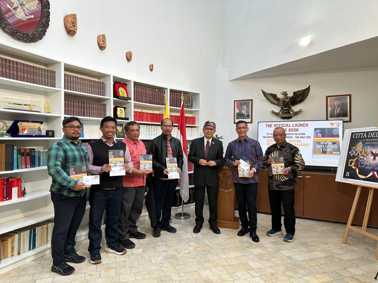 DITERBITKAN PWKI dan PALMERAH SYNDICATE: BUKU 75 TAHUN HUBUNGAN DIPLOMATIK INDONESIA – TAKHTA SUCI DILUNCURKAN