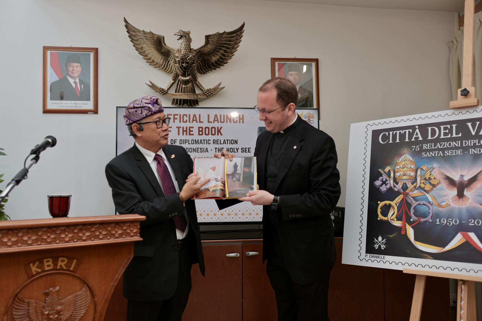 DITERBITKAN PWKI dan PALMERAH SYNDICATE: BUKU 75 TAHUN HUBUNGAN DIPLOMATIK INDONESIA – TAKHTA SUCI DILUNCURKAN