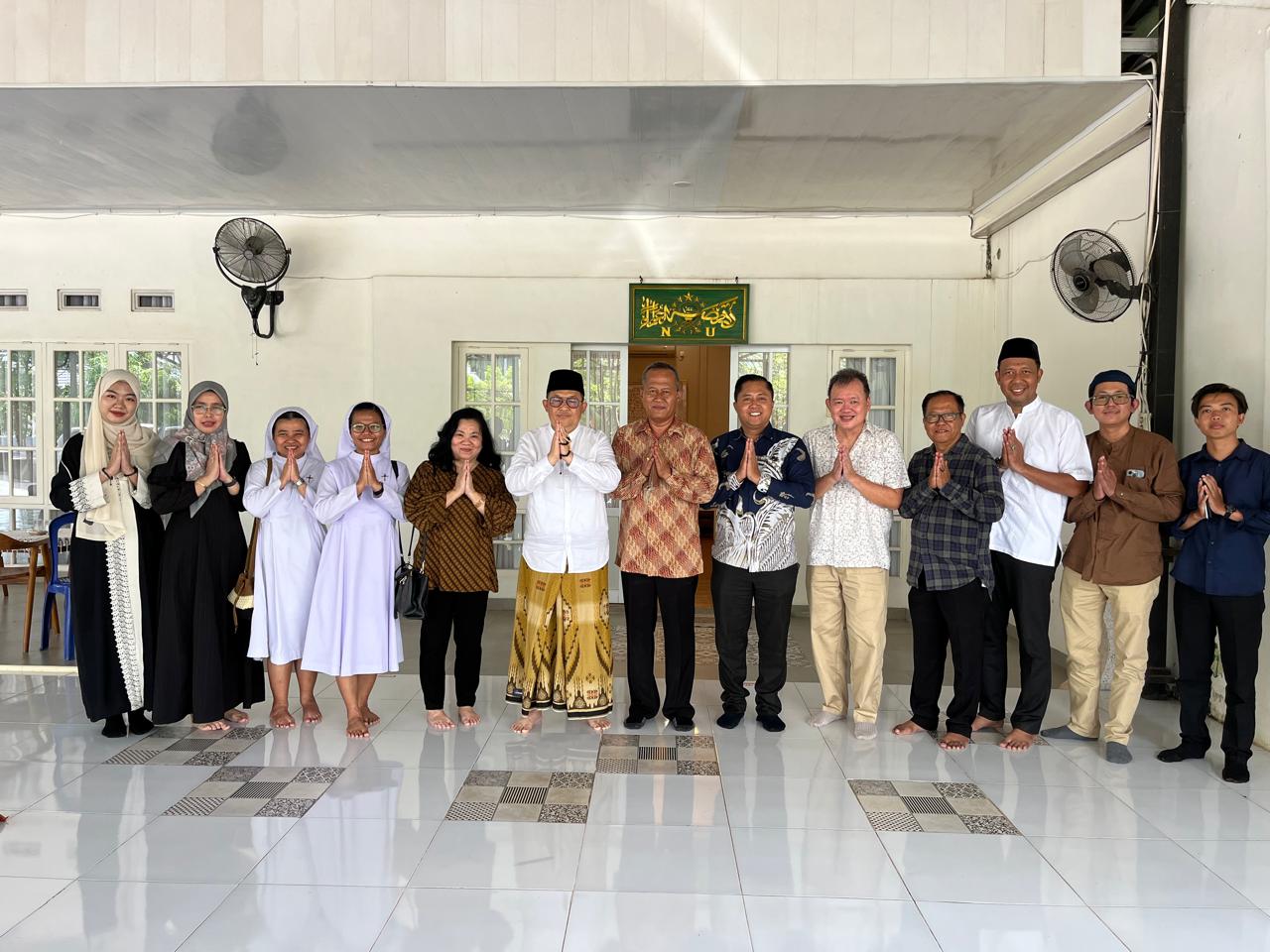 Pererat Kerukunan, Uskup Agung Palembang Silaturahmi Idul Fitri ke Kediaman Ketua PWNU Sumsel