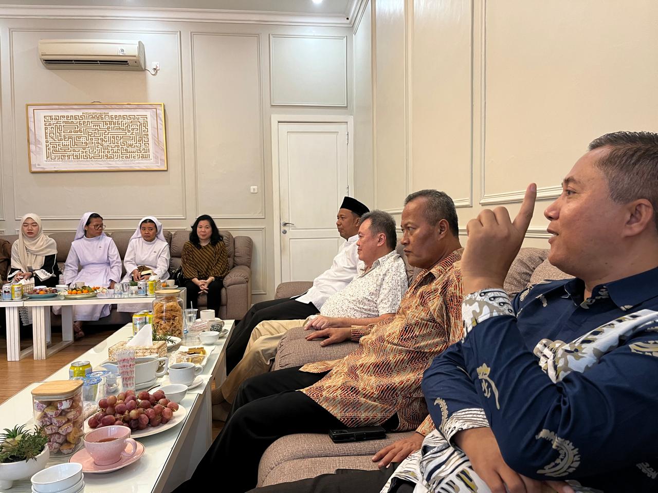 Pererat Kerukunan, Uskup Agung Palembang Silaturahmi Idul Fitri ke Kediaman Ketua PWNU Sumsel