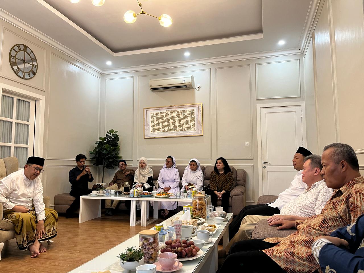 Pererat Kerukunan, Uskup Agung Palembang Silaturahmi Idul Fitri ke Kediaman Ketua PWNU Sumsel