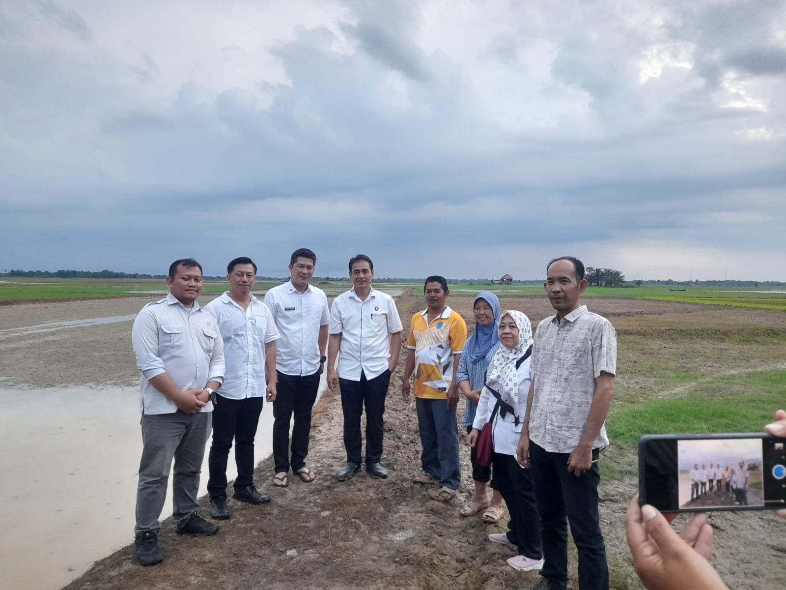 Polisi Ikut Cek Sawah Kekeringan di Desa Sungai Rotan