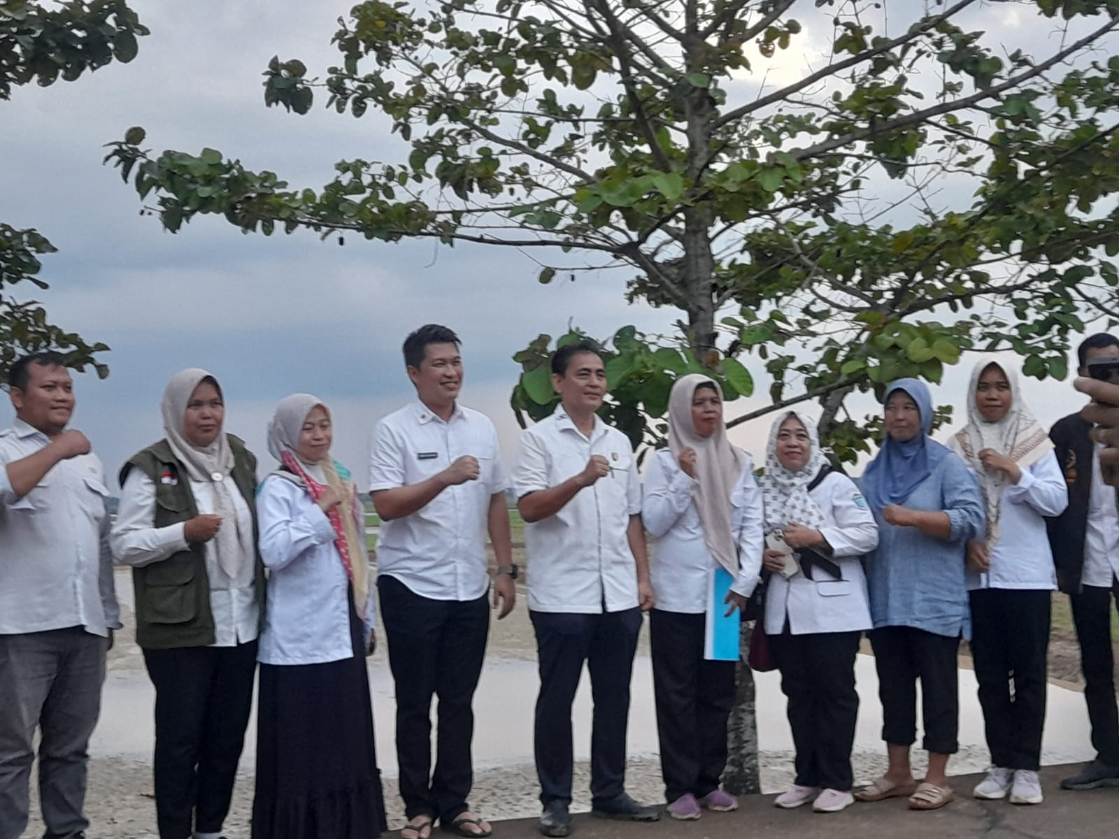 Polisi Ikut Cek Sawah Kekeringan di Desa Sungai Rotan