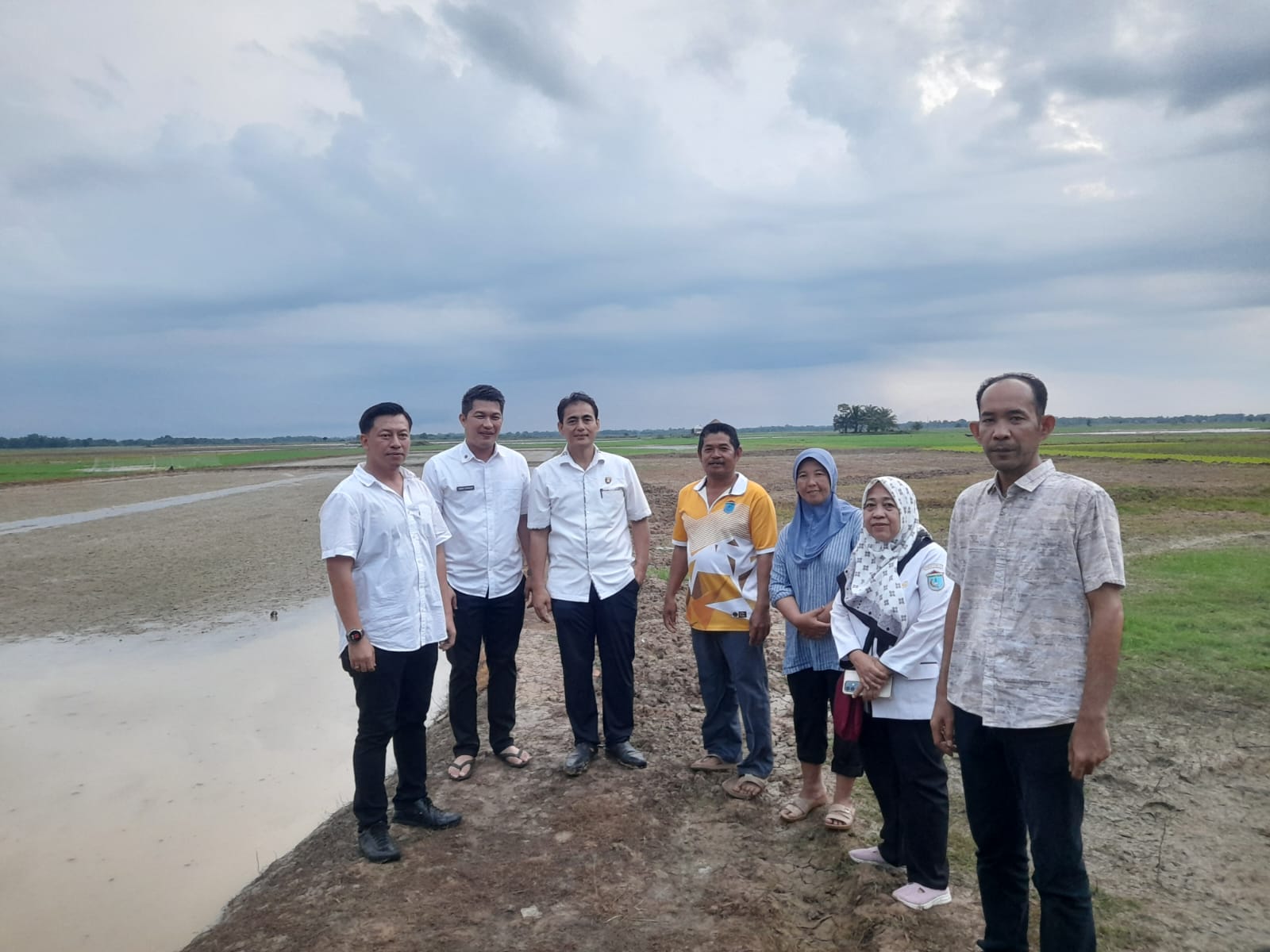Polisi Ikut Cek Sawah Kekeringan di Desa Sungai Rotan