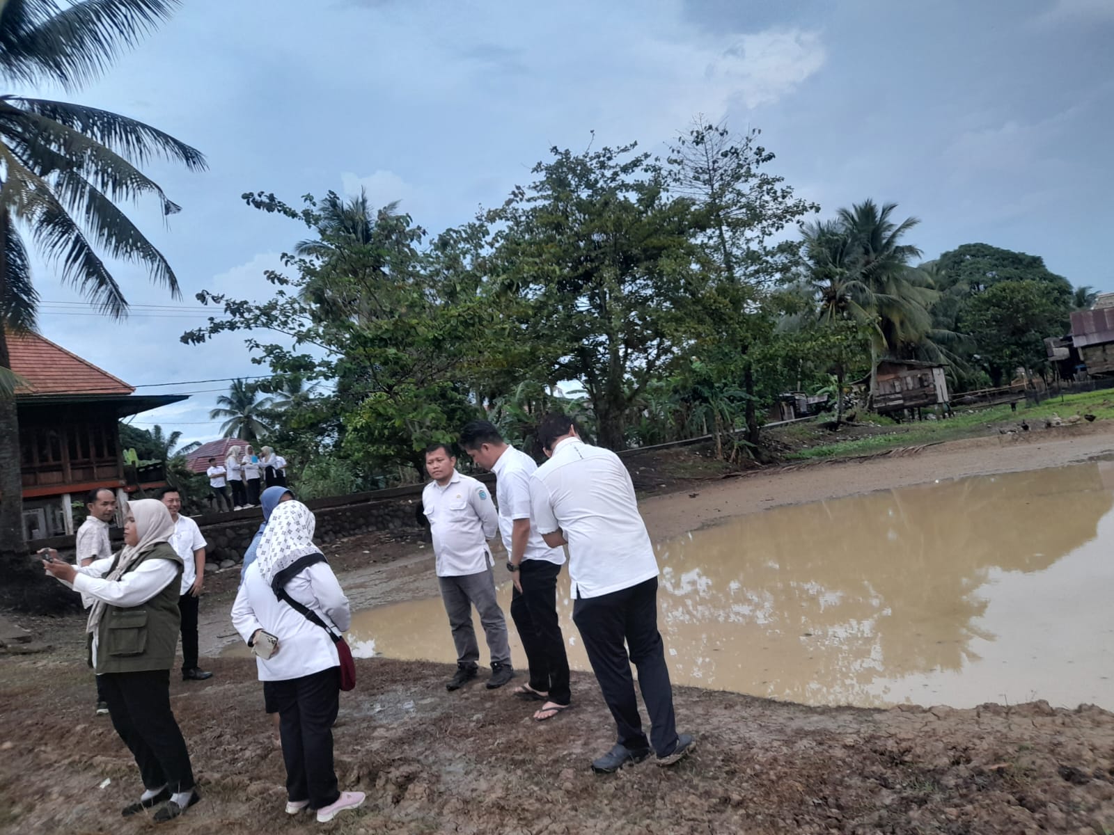 Polisi Ikut Cek Sawah Kekeringan di Desa Sungai Rotan