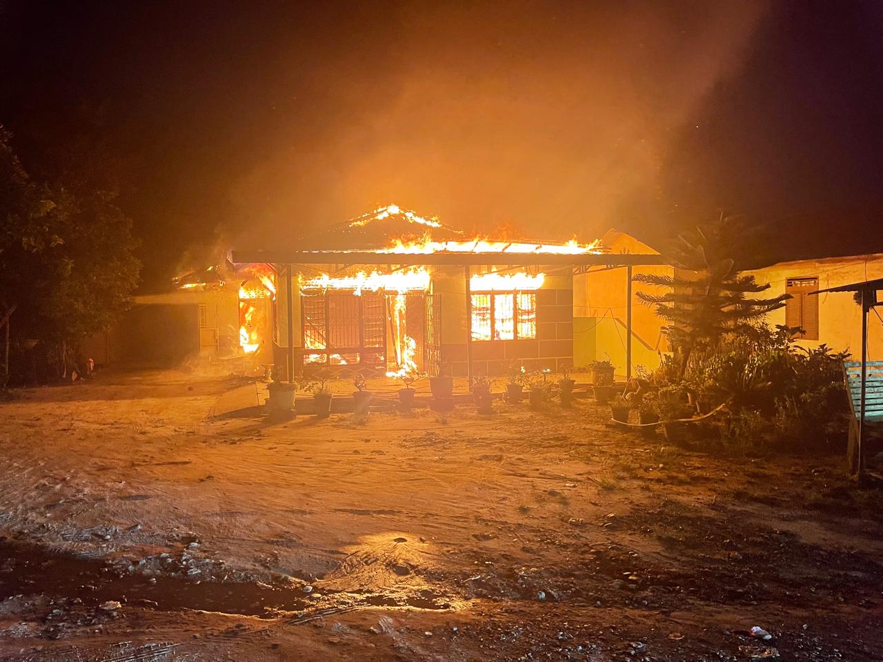 Sijago Merah Lalap Rumah dan 4 Unit Sepeda motor di Pantai Labu