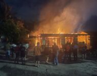 Sijago Merah Lalap Rumah dan 4 Unit Sepeda motor di Pantai Labu