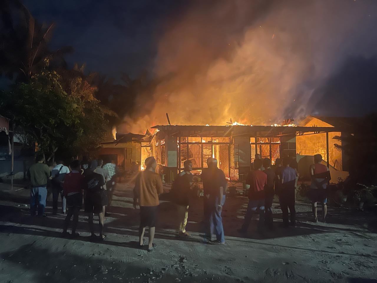 Sijago Merah Lalap Rumah dan 4 Unit Sepeda motor di Pantai Labu