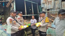 Polsek Tanjung Raja Berikan Bahan Pokok pada Korban Rumah Roboh di Desa Jagolano Ogan Ilir