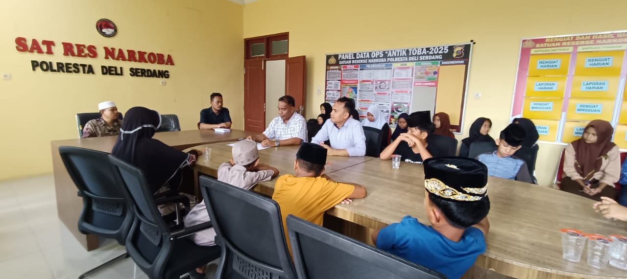 Sat Narkoba Polresta Deli Serdang Berikan Santunan kepada Anak Yatim Piatu