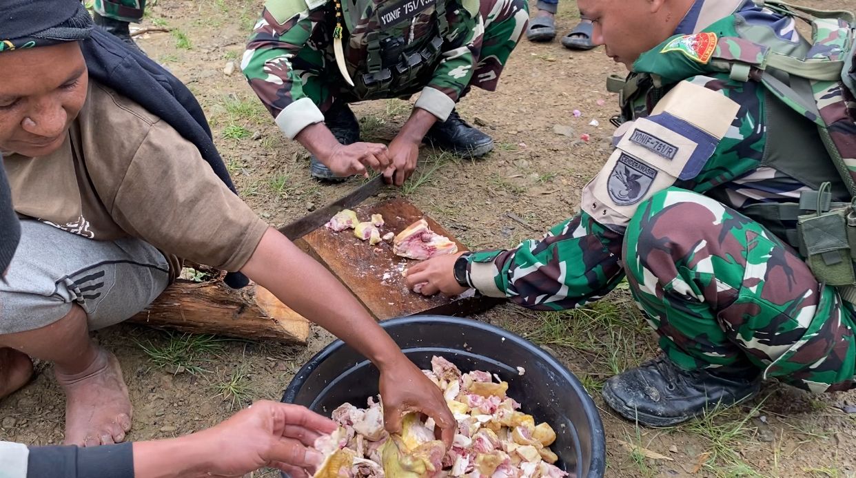 Satu Daun Pisang, Satu Kebersamaan: Pos Bulangkop dan Warga Tunjukkan Harmoni TNI-Rakyat Lewat Makan Bersama