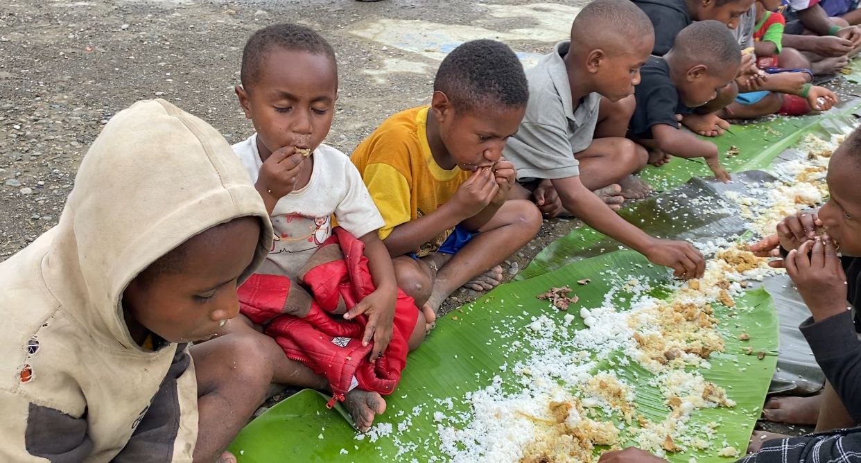 Satu Daun Pisang, Satu Kebersamaan: Pos Bulangkop dan Warga Tunjukkan Harmoni TNI-Rakyat Lewat Makan Bersama