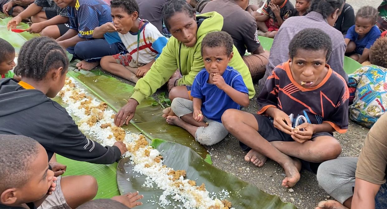 Satu Daun Pisang, Satu Kebersamaan: Pos Bulangkop dan Warga Tunjukkan Harmoni TNI-Rakyat Lewat Makan Bersama