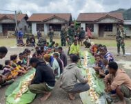 Satu Daun Pisang, Satu Kebersamaan: Pos Bulangkop dan Warga Tunjukkan Harmoni TNI-Rakyat Lewat Makan Bersama
