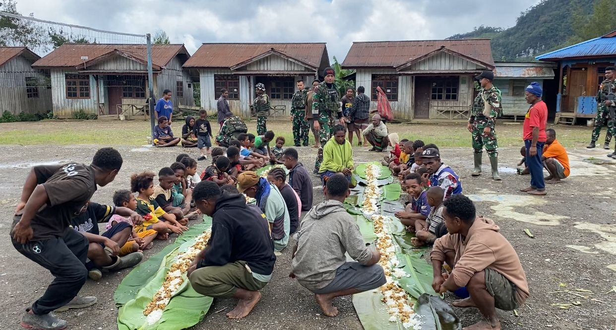 Satu Daun Pisang, Satu Kebersamaan: Pos Bulangkop dan Warga Tunjukkan Harmoni TNI-Rakyat Lewat Makan Bersama