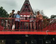 KETURUNAN OPUNG SINDAK SITANGGANG JIARAH KE TUGU OPUNG SINAR NAIBAHO & OPUNG JULIANA BORU NAINGGOLAN LUMBAN RAJA