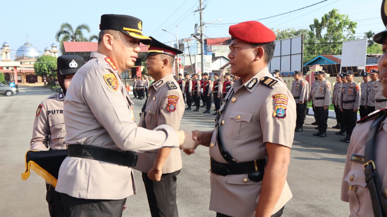 Kapolresta Deli Serdang Pimpin Sertijab Kasat Tahti, Kapolsek Biru-Biru dan Kapolsek Pantai Labu Kapolresta Deli Serdang Pimpin Sertijab Kasat Tahti, Kapolsek Biru-Biru dan Kapolsek Pantai Labu