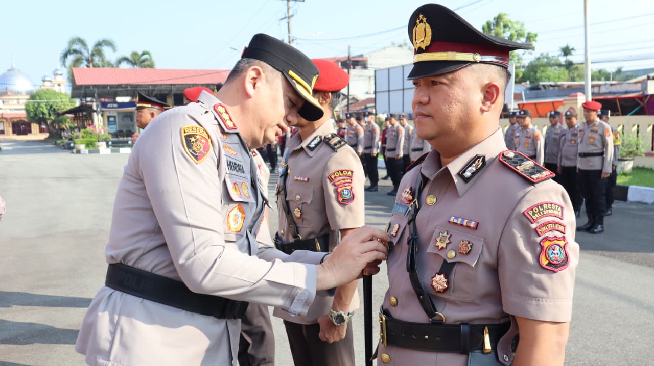Kapolresta Deli Serdang Pimpin Sertijab Kasat Tahti, Kapolsek Biru-Biru dan Kapolsek Pantai Labu Kapolresta Deli Serdang Pimpin Sertijab Kasat Tahti, Kapolsek Biru-Biru dan Kapolsek Pantai Labu