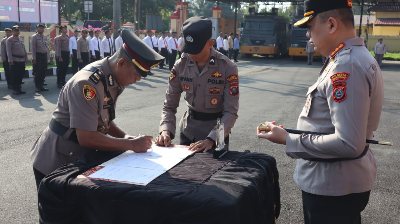 Kapolresta Deli Serdang Pimpin Sertijab Kasat Tahti, Kapolsek Biru-Biru dan Kapolsek Pantai Labu Kapolresta Deli Serdang Pimpin Sertijab Kasat Tahti, Kapolsek Biru-Biru dan Kapolsek Pantai Labu