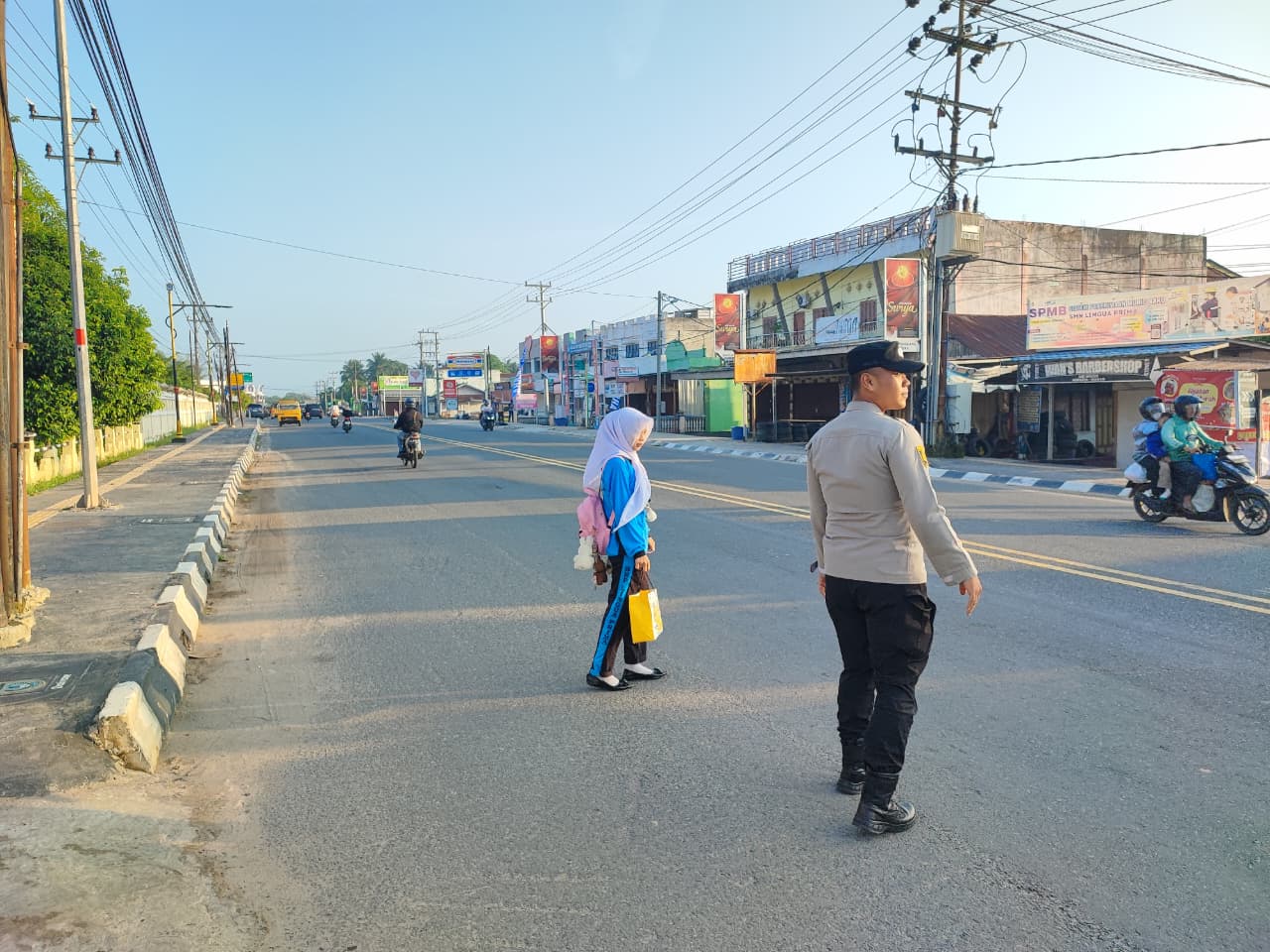 Pastikan Keselamatan Pelajar, Polsek Indralaya Laksanakan Pengaturan Lalu Lintas di Simpang Sekolah