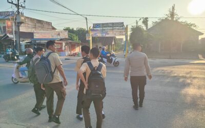 Pastikan Keselamatan Pelajar, Polsek Indralaya Laksanakan Pengaturan Lalu Lintas di Simpang Sekolah