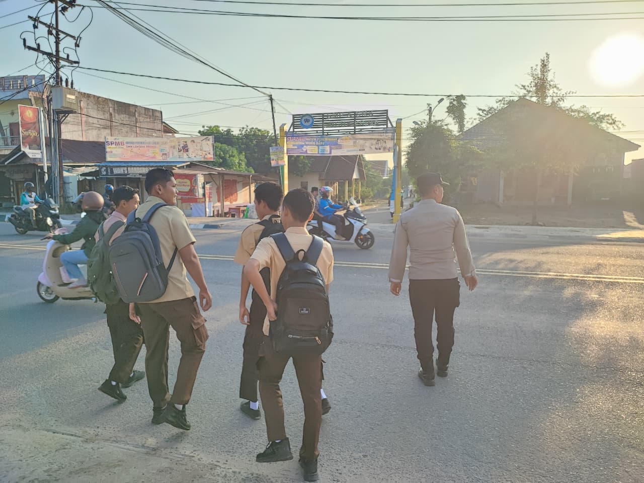 Pastikan Keselamatan Pelajar, Polsek Indralaya Laksanakan Pengaturan Lalu Lintas di Simpang Sekolah