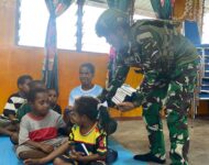 Tebar Kasih di Tanah Papua, Satgas Yonif 521/DY Berbagi Alkitab di Gereja GBI Shekinah