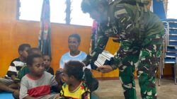 Tebar Kasih di Tanah Papua, Satgas Yonif 521/DY Berbagi Alkitab di Gereja GBI Shekinah
