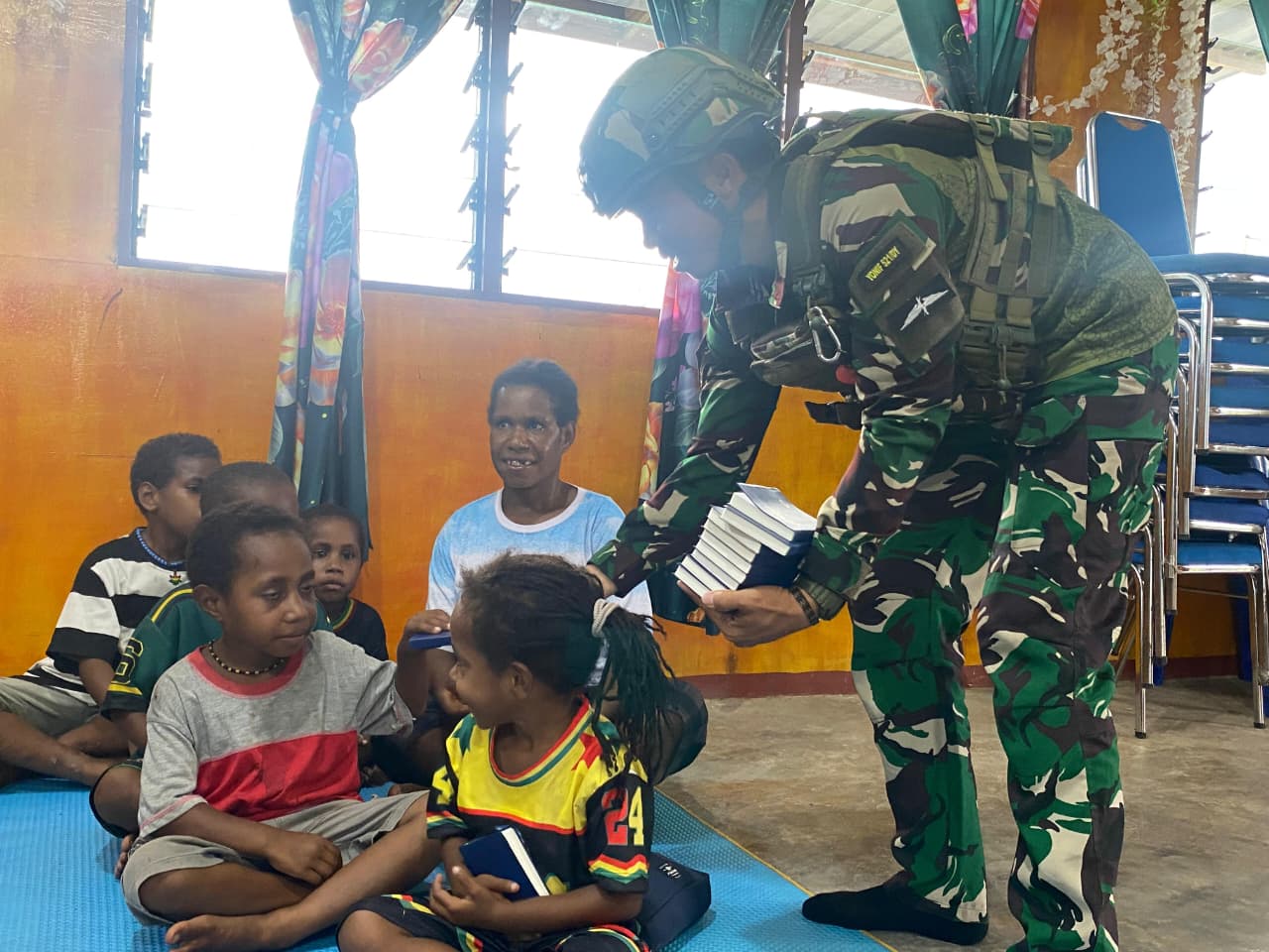 Tebar Kasih di Tanah Papua, Satgas Yonif 521/DY Berbagi Alkitab di Gereja GBI Shekinah