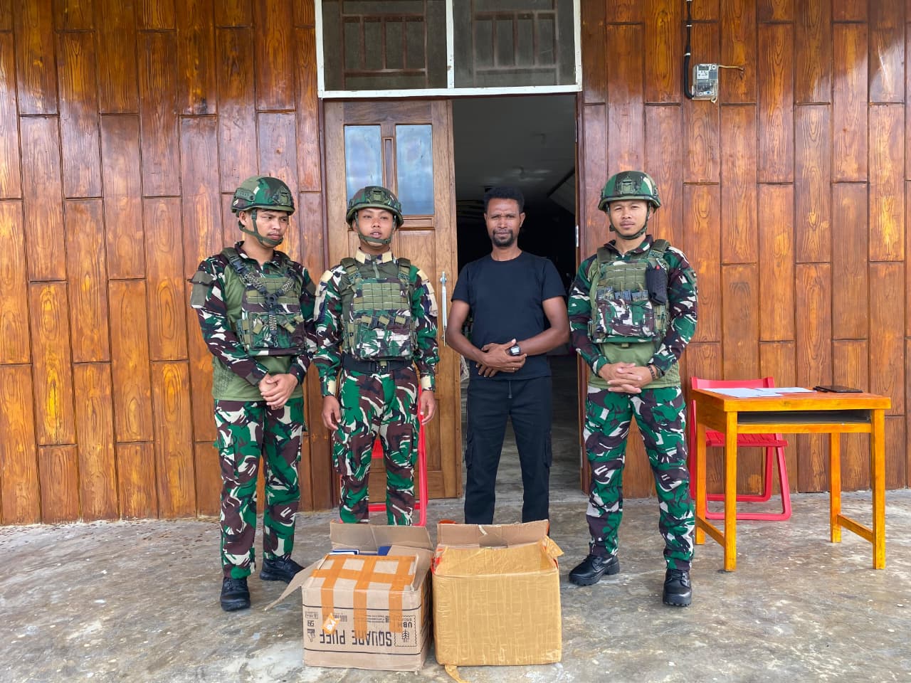 Tebar Kasih di Tanah Papua, Satgas Yonif 521/DY Berbagi Alkitab di Gereja GBI Shekinah