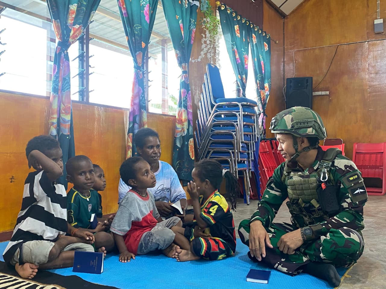 Tebar Kasih di Tanah Papua, Satgas Yonif 521/DY Berbagi Alkitab di Gereja GBI Shekinah