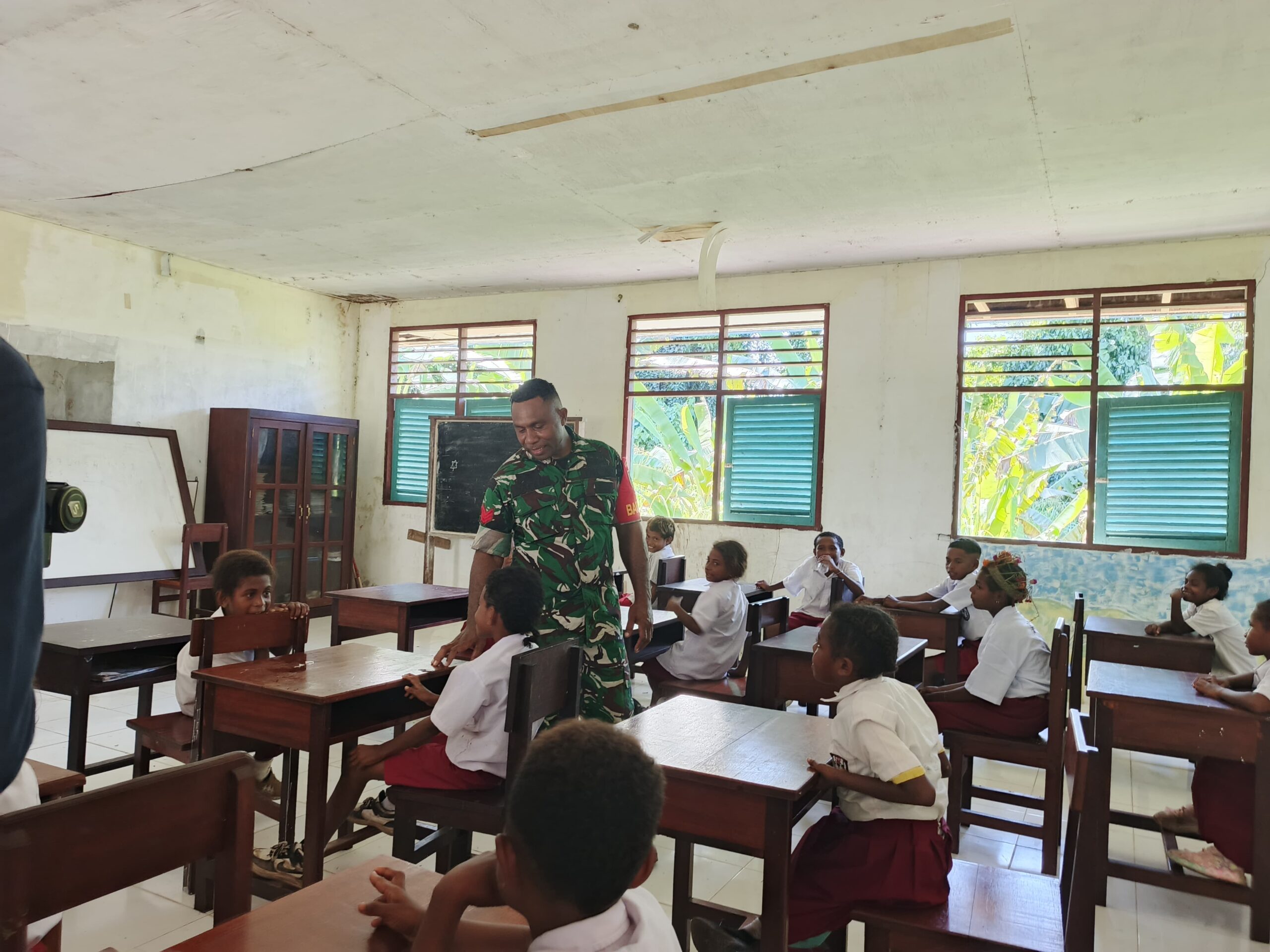 TNI Tanamkan Wawasan Kebangsaan kepada Generasi Muda melalui TMMD Ke-128 di Wilayah Kodim 1801/Manokwari