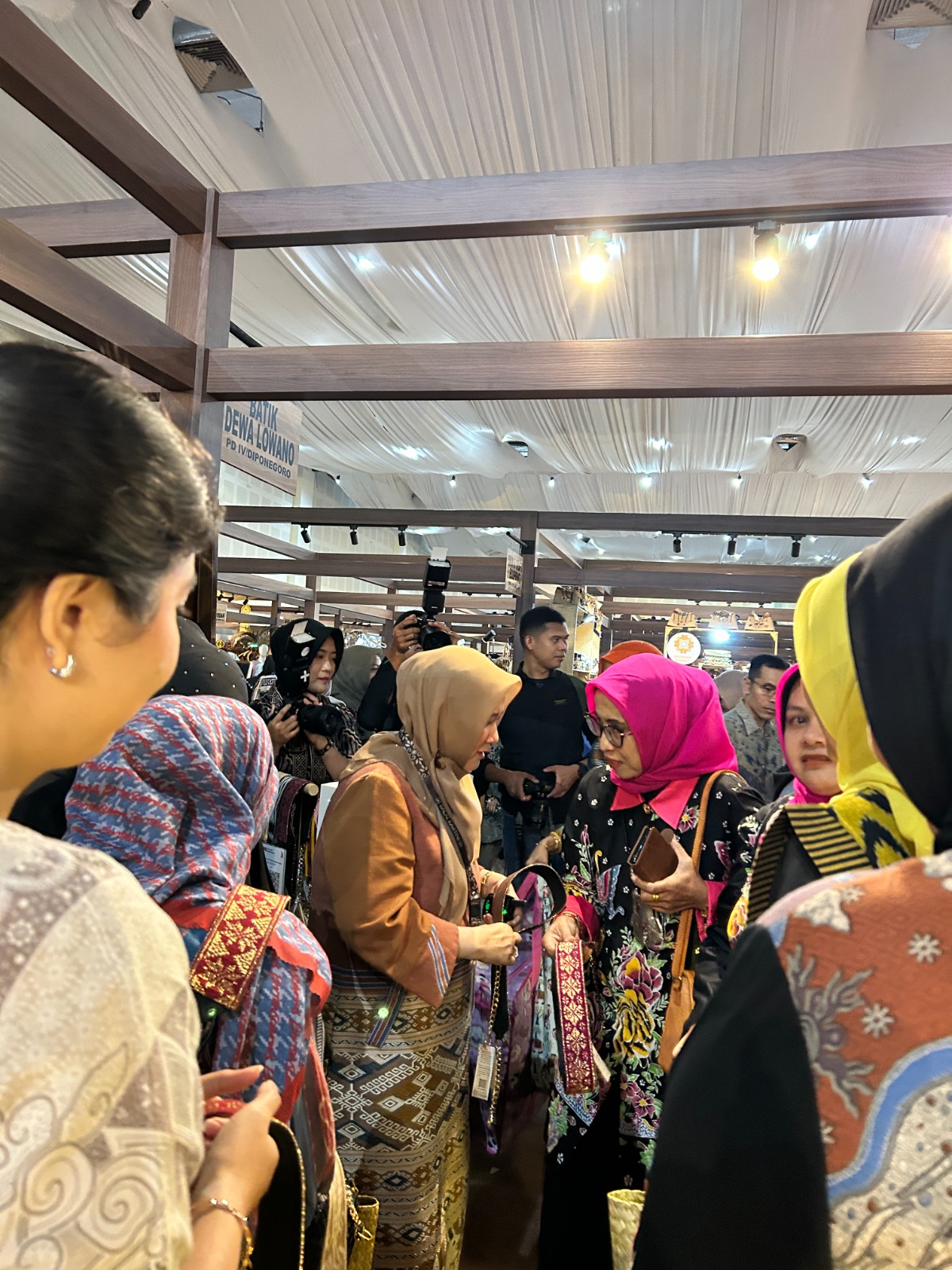 YD Strap Bag Tenun Tutup Pameran dengan Antusiasme Tinggi Dari Rombongan Persit Nusantara