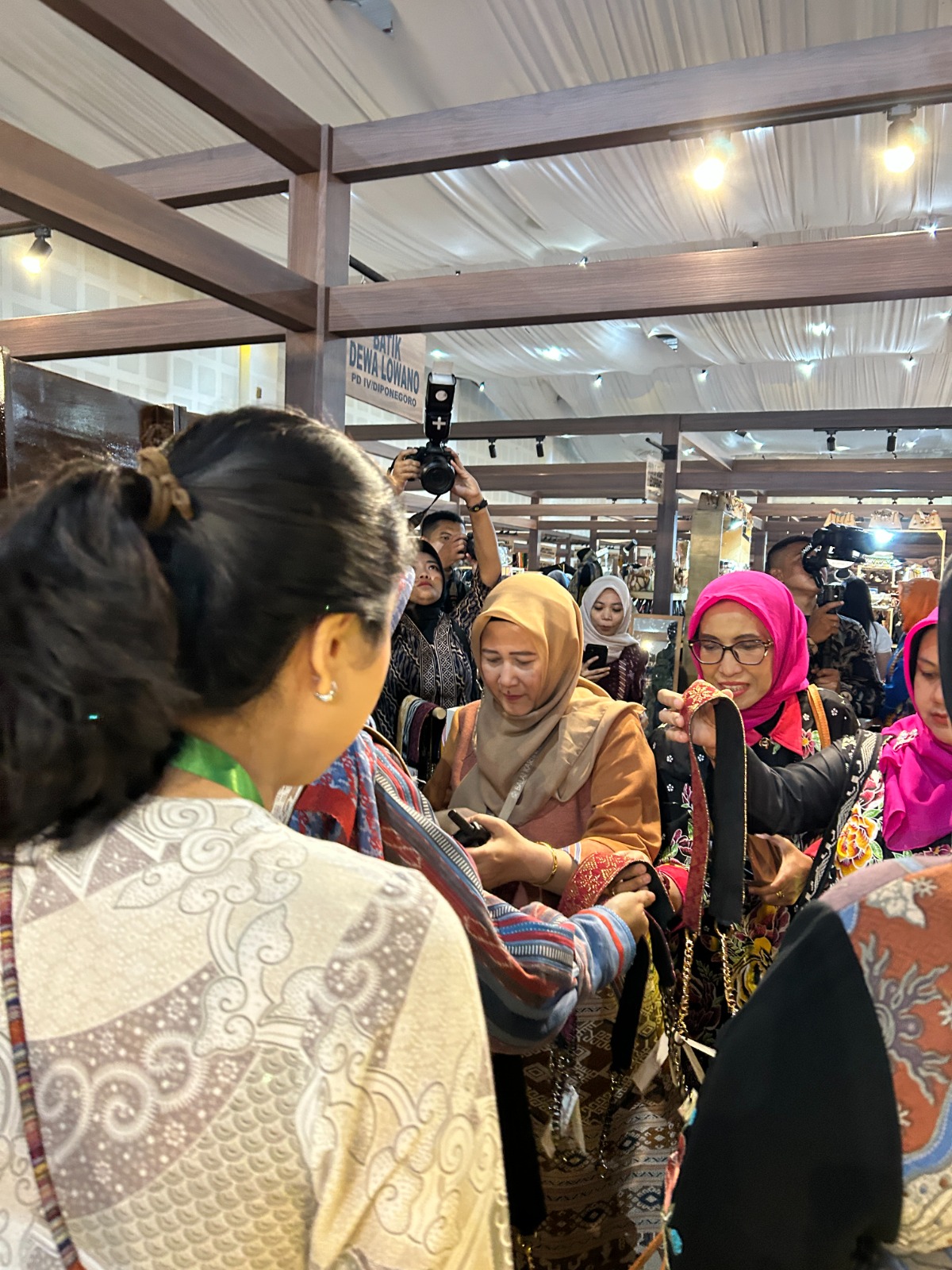 YD Strap Bag Tenun Tutup Pameran dengan Antusiasme Tinggi Dari Rombongan Persit Nusantara