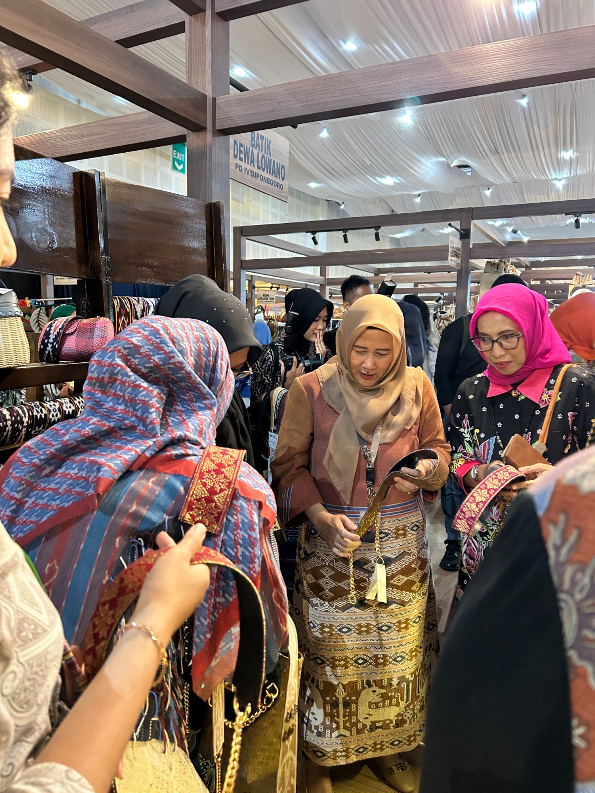 YD Strap Bag Tenun Tutup Pameran dengan Antusiasme Tinggi Dari Rombongan Persit Nusantara