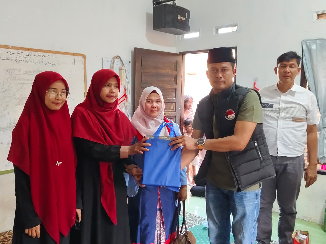 Satres Narkoba Polresta Deli Serdang Salurkan Bantuan Al-Qur'an