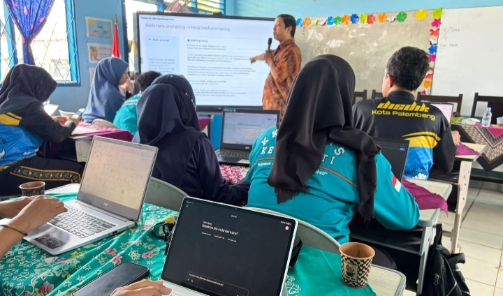 UKMC Berikan Pelatihan Literasi AI KKG Kelas Kertapati Palembang: Guru Siap Hadapi Era Digital