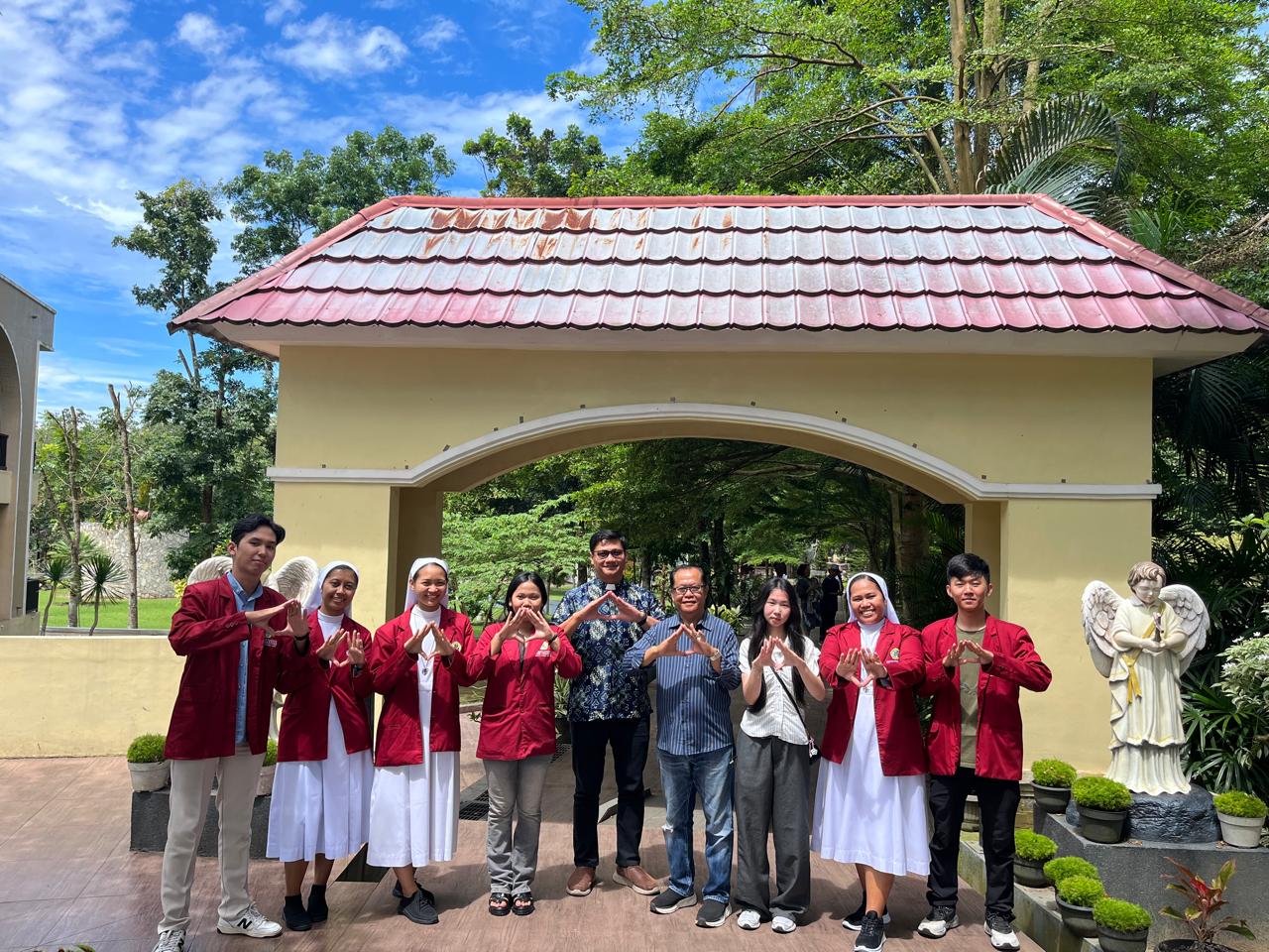 Maknai Tahun Devosional Dan Bulan Maria, Mahasiswa UKMC Palembang Gelar Ziarah dan Doa Rosario di Sukamoro