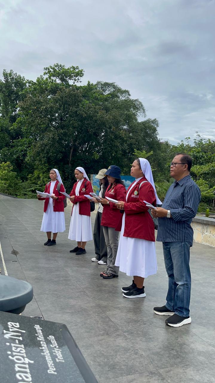 Maknai Tahun Devosional Dan Bulan Maria, Mahasiswa UKMC Palembang Gelar Ziarah dan Doa Rosario di Sukamoro