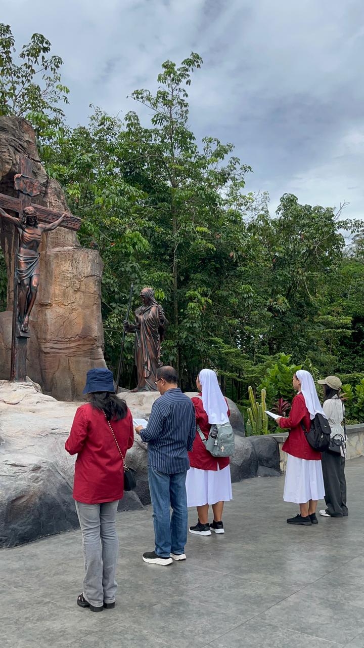 Maknai Tahun Devosional Dan Bulan Maria, Mahasiswa UKMC Palembang Gelar Ziarah dan Doa Rosario di Sukamoro